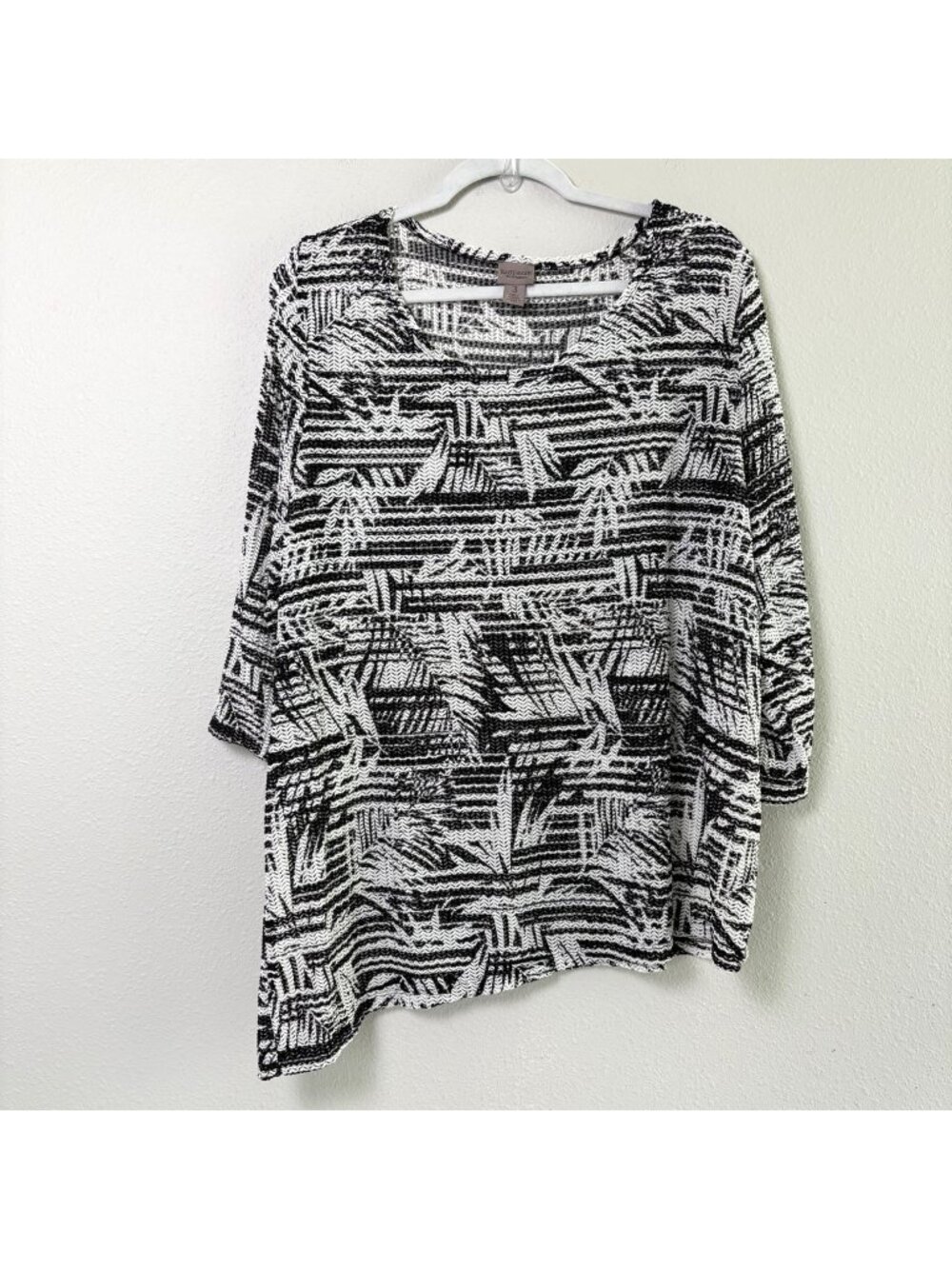 Chicos Laser Cut Tunic Top Size 3 US XL Black White Tropical Asymmetrical Hem